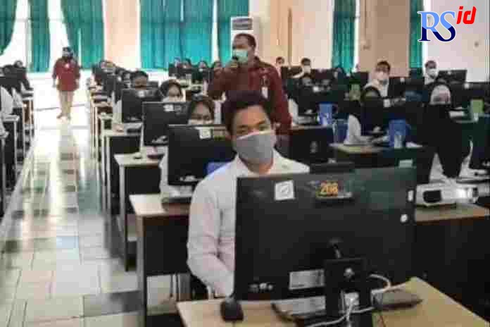 Panitia memberikan arahan sebelum tes SKD dimulai di Kampus UNNES. (Istimewa)