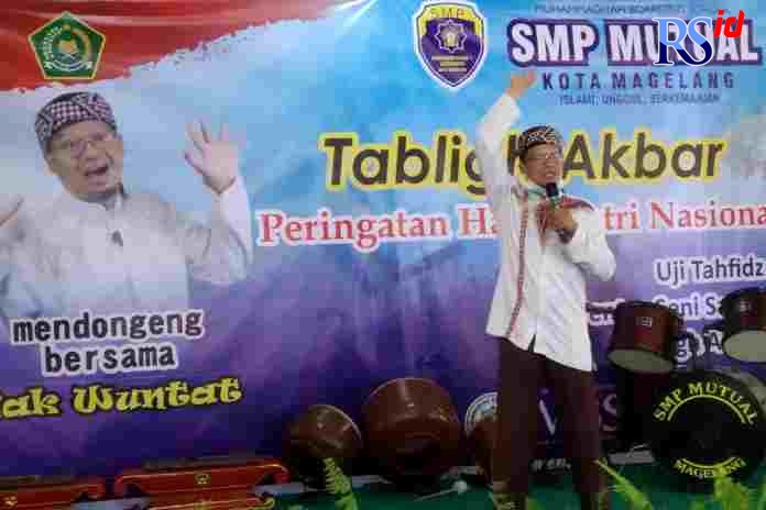 Pendongeng Ustadz Wuntat Wawan Sembodo saat bercerita di hadapan siswa SMP Mutual Magelang. (Istimewa)