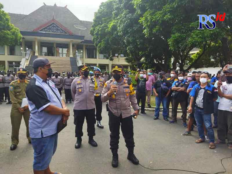 Kapolres Magelang AKBP M. Sajarod Zakun menemui penambang dari Ngori yang melakukan aksi di depan kantor DPRD Kabupaten Magelang kemarin (25/10/2021). (LUQMAN SULISTIYAWAN/JAWA POS RADAR SEMARANG)