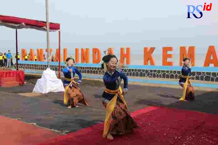 Tarian tradisional mewarnai peringatan Hari Sumpah Pemuda yang digelar di Pantai Indah Kemangi. (BUDI SETIYAWAN/JAWA POS RADAR SEMARANG)