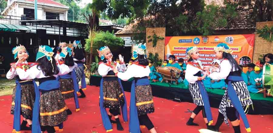 Sejumlah siswa dari SDN 1 Selokromo saat mementaskan tarian Daeng khas Wonosobo. (SIGIT RAHMANTO/JAWA POS RADAR SEMARANG)