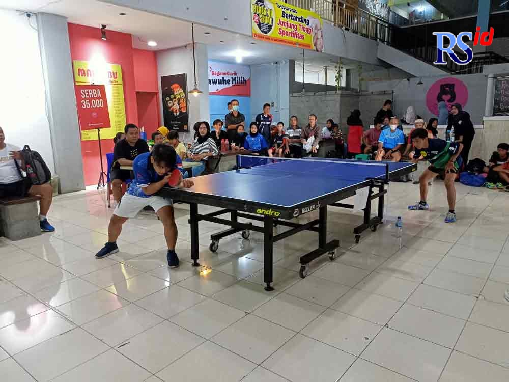 Salah satu atlet sedang bersiap melakukan service dalam turnamen tenis meja di Skylight Plaza Magelang Minggu (3/10/2021). (ROFIK SYARIF G P/JAWA POS RADAR SEMARANG)