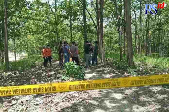 Tim Dokkes Polda Jateng melakukan olah TKP penemuan mayat perempuan dalam kantong plastik di hutan kemarin. (INTAN MAYLANI SABRINA/RADAR KUDUS)