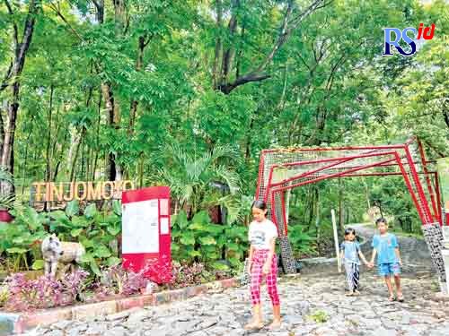 Tiga anak melewati Sport Track Tinjomoyo Semarang dengan medan berbatu dan naik turun. (NURCHAMIM/JAWA POS RADAR SEMARANG)