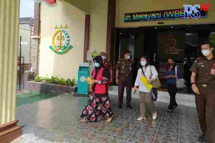 Tersangka AM ditahan Kejari Salatiga atas kasus dugaan korupsi PPh 21 ASN Pemkot Salatiga. (Dhinar Sasongko/Jawa Pos Radar Semarang)