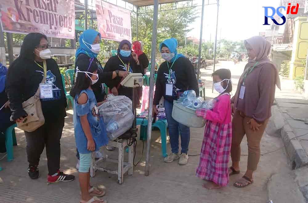Anak-anak antusias kumpulkan sampah untuk ditukarkan jajanan di Pasar Krempyeng Tambak Mulyo. (DEVI KHOFIFATUR RIZQI/ JAWA POS RADAR SEMARANG)