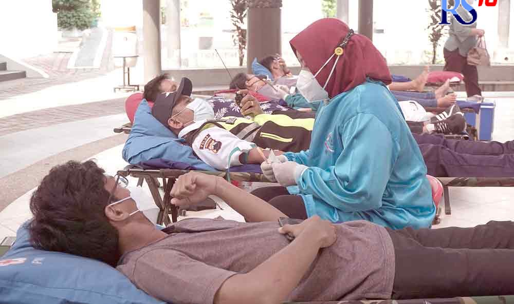 Donor darah menjadi salah satu kegiatan dalam puncak peringatan 10 tahun NUNI. (Dhinar Sasongko/Jawa Pos Radar Semarang)