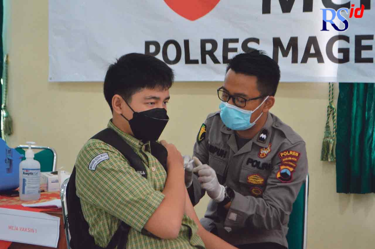 Seorang siswa MAN Kota Magelang mendapatkan vaksin jenis Sinovac. (Istimewa)