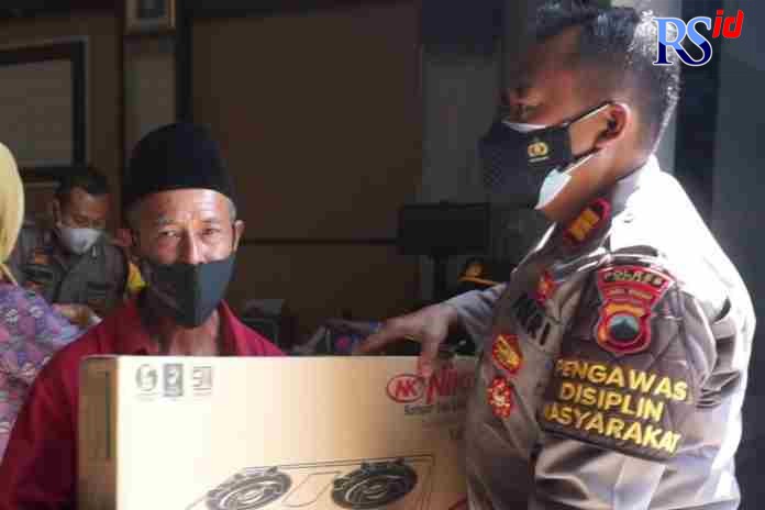 BERUNTUNG: Warga yang divaksin mendapatkan doorprize. (Wahib Pribadi/Jawa Pos Radar Semarang)