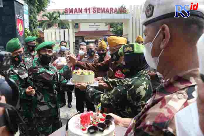 Veteran Sanjoto memberikan kejutan kue ulang tahun langsung kepada Danramil Semarang Selatan Rahmatullah. (NUR CHAMIM/ JAWA POS RADAR SEMARANG)