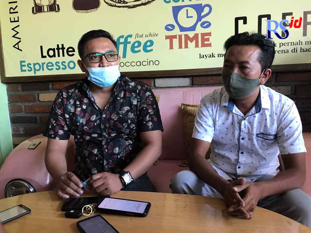 Suko Tejo bersama pengacaranya saat memberikan keterangan Selasa (12/10/2021). (Maria Novena/Jawa Pos Radar Semarang)