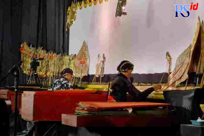 Dua dalang pentas bersamaan di gedung Adipura Kencana, Rabu (27/10/2021) malam. (Istimewa)