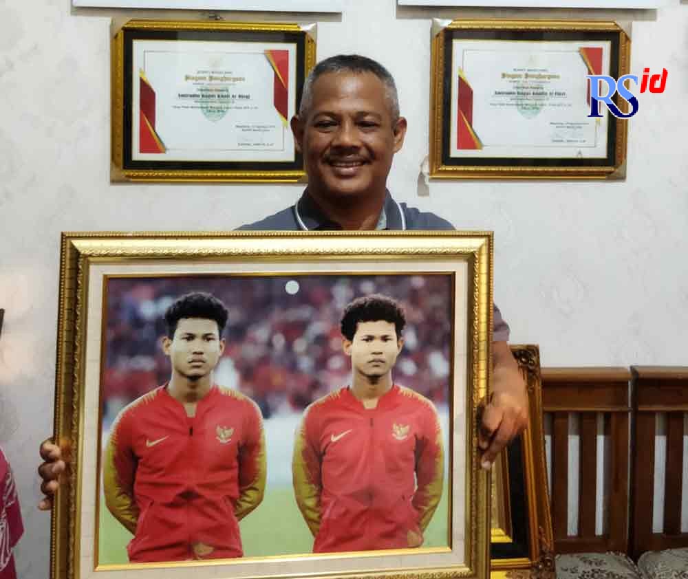Puji Istiyono menunjukkan foto Bagus dan Bagas ketika membela Timnas Indonesia U-19. (LUQMAN SULISTIYAWAN/JAWA POS RADAR SEMARANG)