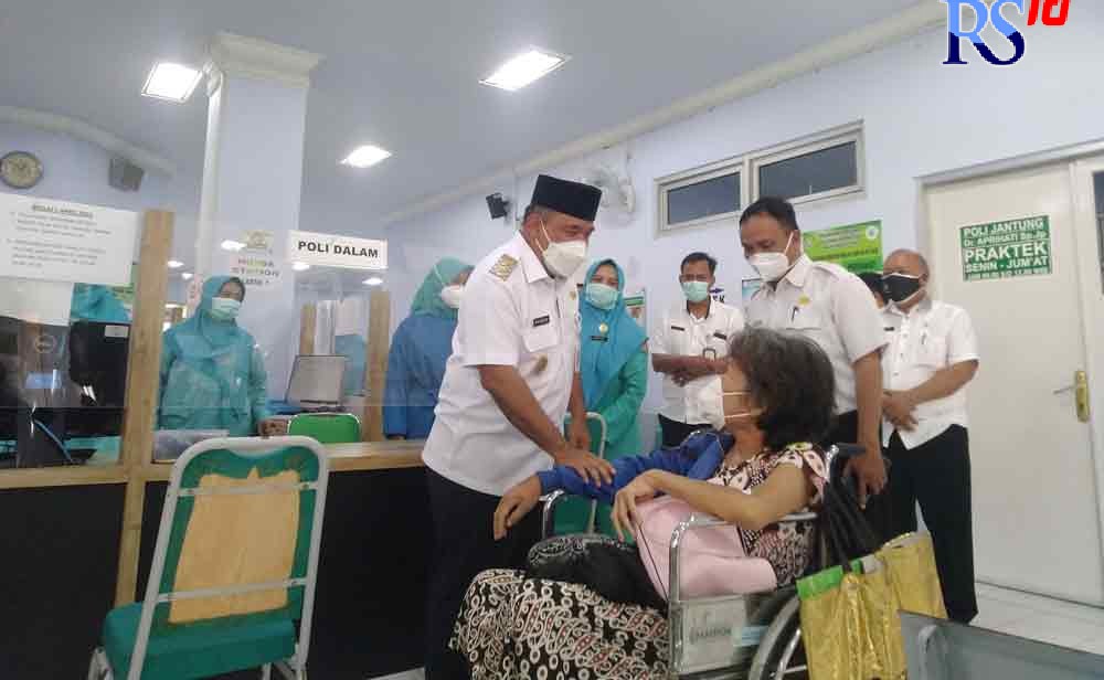 Wakil Bupati Kendal, Windu Suko Basuki saat meninjau pelayanan RSUD dr Soewondo, Kendal. (BUDI SETIYAWAN/JAWA POS RADAR SEMARANG)