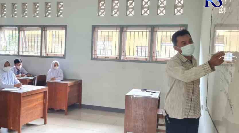 PENUH SEMANGAT : Ahmat Arifin, guru honorer Bahasa Jawa SMK Negeri 1 Bansari Temanggung saat mendedikasikan dirinya mengajar di kelas.(DOKUMEN DISKOMINFO PEMPROV JATENG)