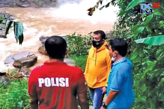 Pihak Kepolisian saat melakukan olah TKP berada di sekitar Curug Gombong, Kecamatan Pecalungan, Kabupaten Batang, Kamis (11/11/2021).  (Istimewa)
