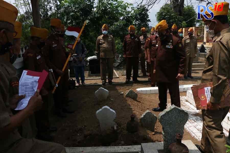 Macab LVRI Kota Semarang menancapkan bambu runcing berbendera merah putih di atas pusara Makam Keluarga Besar Brigade XVII Ex TNI/Tentara Pelajar (TP) di TPU Bergota, Semarang. (NUR CHAMIM/ JAWA POS RADAR SEMARANG)