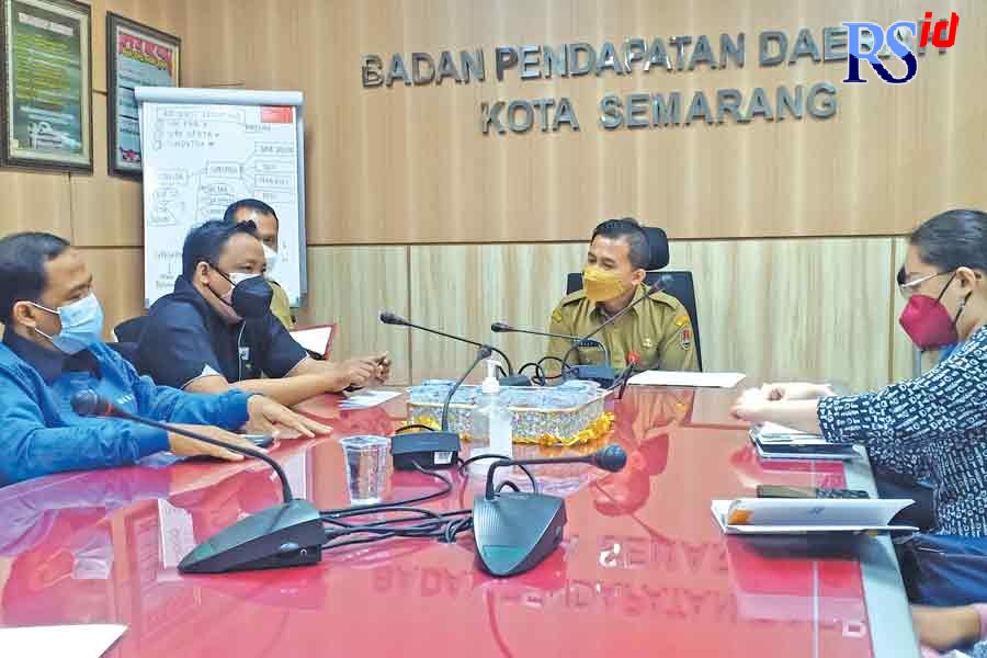 Kabid Pajak Daerah II Bapenda Kota Semarang Elly Asmara saat melakukan sosialisasi kepada pengelola mal di Kantor Bapenda. (ADENNYAR WYCAKSONO/JAWA POS RADAR SEMARANG)