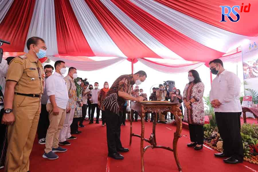Wali Kota Semarang Hendrar Prihadi menandatangani kick off penanganan stunting, kelurahan ramah perempuan dan peduli anak di Kelurahan Tanjung Mas, Senin (8/11/2021). (Istimewa)