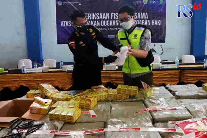 BARANG PALSU : Bea Cukai Tanjung Emas Semarang mengamankan barang tiruan alias palsu yang diduga melanggar HAKI. (NUR CHAMIM/ JAWA POS RADAR SEMARANG)