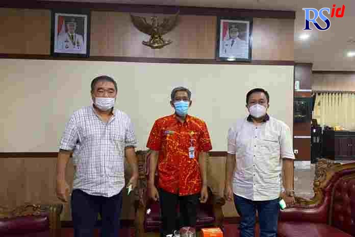 Sekda Jateng Sumarno (tengah) diapit Ketua Yayasan Bormar Liem Chie An (kiri) dan panitia penyelenggara Lukminto Wibowo usai audiensi lomba lari Bormar 2021 di kantor Pemprov Jateng, pekan lalu.  (Istimewa)