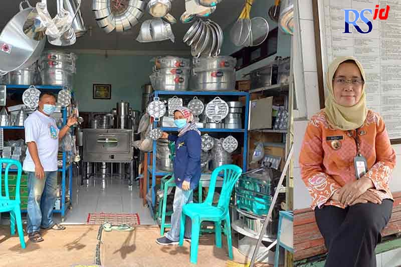UMKM kerajinan logam di Kelurahan Bugangan tetap bertahan di masa pandemi. Lilis Mugirahayu (kanan). (FIGUR RONGGO WASSALIM/JAWA POS RADAR SEMARANG)