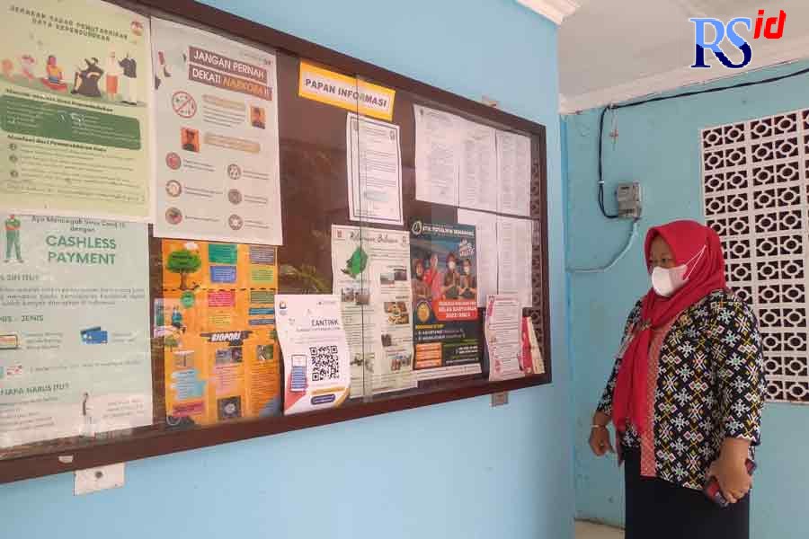 Papan informasi yang berfungsi menyampaikan berbagai macam informasi di Kelurahan Bulusan. (ISKANDAR/JAWA POS RADAR SEMARANG)