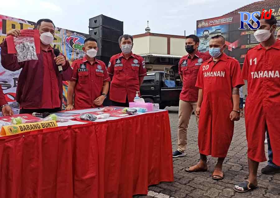 Berbagai barang bukti yang berhasil disita dari tangan tersangka Reza Erlangga dan Hendri Sanjaya. (M HARIYANTO/RADAR SEMARANG)