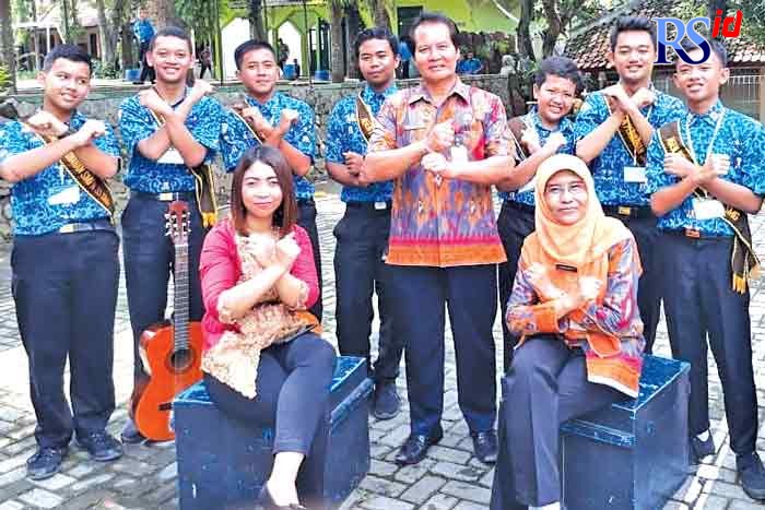 Tim agen perubahan SMP Negeri 33 Semarang mengkampanyekan stop bullying. (Istimewa)