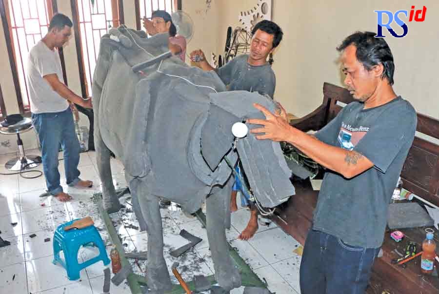 Animatronik jenis sapi karya Iwan Hasto Edi Setiawan yang akan dipajang di salah satu taman di Gunungpati Kota Semarang. (NUR CHAMIM/JAWA POS RADAR SEMARANG)