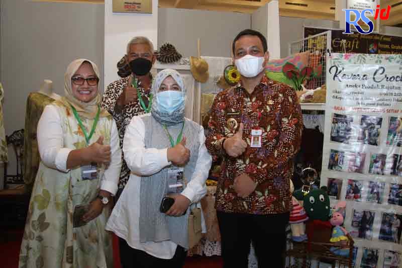 Wali Kota Pekalongan HA Afzan Arslan Djunaid SE, saat mengunjungi salah satu stan di Hybrid Expo pada Rabu (24/11/2021). (Lutfi Hanafi/Jawa Pos Radar Semarang)
