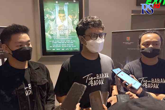 JELASKAN ALUR FILM : Ardian Parasto, sutradara film Babak Bapak, menjelaskan tentang jalan cerita film yang di-launching kemarin. (ADENNYAR WYCAKSONO/JAWA POS RADAR SEMARANG)