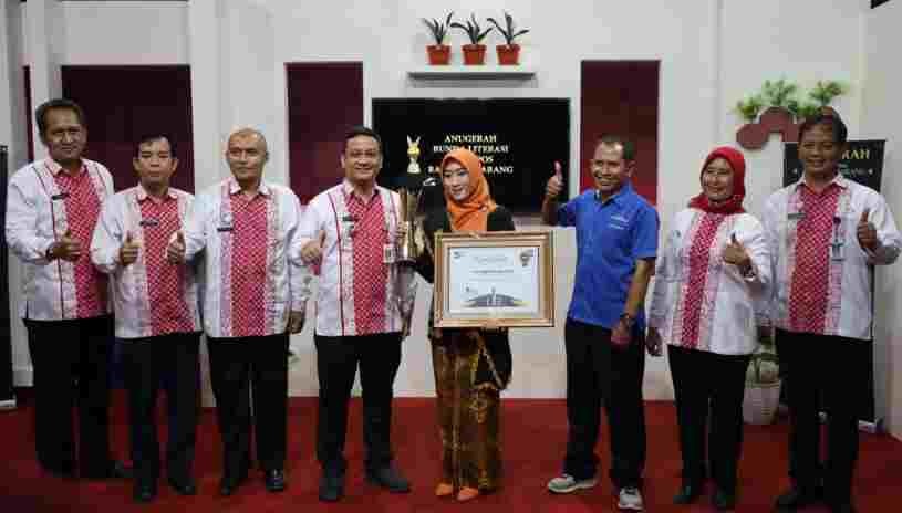 Inggit Soraya  berfoto bersama Wali Kota Pekalongan Achmad Afzan Arslan Djunaid,  Direktur Jawa Pos Radar Semarang Baehaqi, Kepala Dinas Kearsipan dan Perpustakaan (Dinarpus) Muhammad Sahlan, Plt Kepala Dinkominfo Arif Karyadi, serta pejabat OPD lainnya.