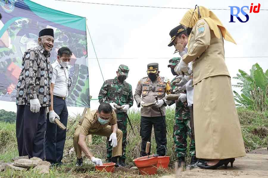 Wali Kota Yuliyanto saat peletakan batu pertama pembangunan Taman Wisata Religi. (Dhinar Sasongko/Jawa Pos Radar Semarang)