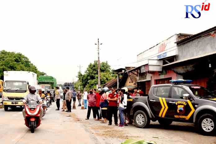 TKP: Warga Sukodadi, Subkhi tewas akibat tabrak lari di Jalan Raya Soekarno-Hatta Desa Pucangrejo, Kecamatan Gemuh. (BUDI SETIYAWAN/JAWA POS RADAR SEMARANG)