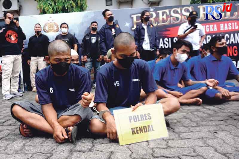 Empat pelaku pencurian kendaraan bermotor berikut barang bukti kendaraan sepeda motor yang berhasil diringkus Satreskrim Polres Kendal. (BUDI SETIYAWAN/JAWA POS RADAR SEMARANG)