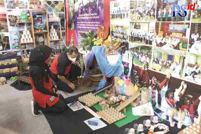 PAMERAN: Bupati Semarang kunjungi stand alat peraga pendidikan PAUD pada acara Expo Pendidikan Non Formal (PNF) di Gedung GOR Wujil Kamis (4/11/2021). (Maria Novena/Jawa Pos Radar Semarang)