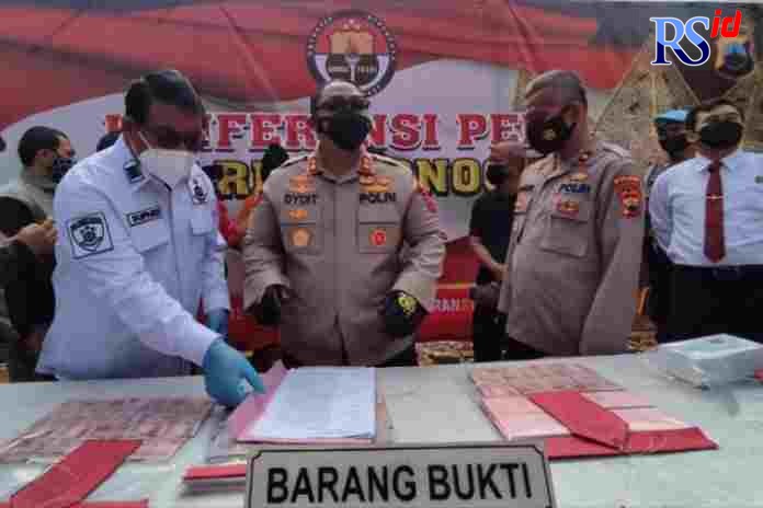 Kapolres Wonogiri AKBP Dydit Dwi Susanto (tengah) memimpin jumpa pers di halaman Mapolres Wonogiri, Rabu (3/11/2021). (Jawa Pos Radar Solo)