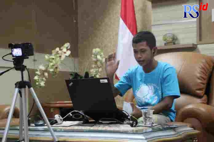 Anak-anak yang mengambil alih posisi jabatan melakukan rapat koordinasi secara virtual. (TITIS ANIS FAUZIYAH/JAWA POS RADAR SEMARANG)
