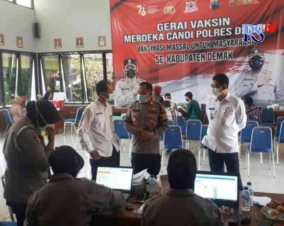 BPKB Kecamatan Guntur turut membantu vaksinasi warga. (Wahib Pribadi/Jawa Pos Radar Semarang)
