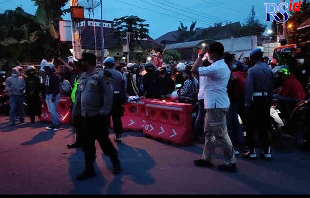 Suporter PPSM Sakti Magelang sebelum melakukan konvoi pengawalan tim usai pertandingan PPSM melawan Persika kemarin Minggu (7/11/2021). (ROFIK SYARIF G P/JAWA POS RADAR SEMARANG)