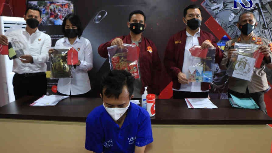 Tersangka prostitusi online rumah kos Palapa memberikan keterangan pers di Mapolrestabes Semarang, Senin (22/11/2021). (Adityo Dwi/Jawa Pos Radar Semarang)