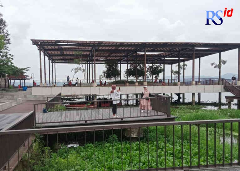 Pengunjung menikmati keindahan Rawa Pening melalui Bukit Cinta. (Sulistiono/Jawa Pos Radar Semarang)