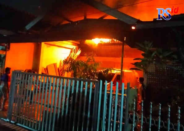Api membakar sebuah rumah di Jalan Karang Kebon Selatan Semarang Sabtu (27/11/2021) malam. (M Haryanto/Jawa Pos Radar Semarang)