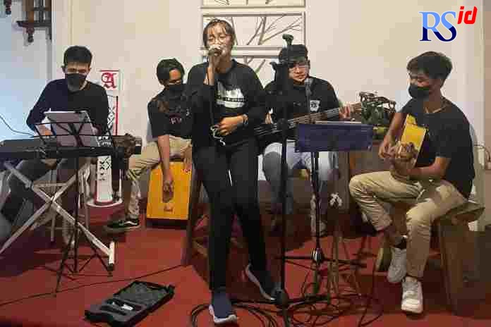 Personel Keroncong Pusat Kota yang digawangi sembilan anak muda. Mereka bertekad menghidupkan musik yang identik dengan kaum sepuh itu.  (Istimewa)