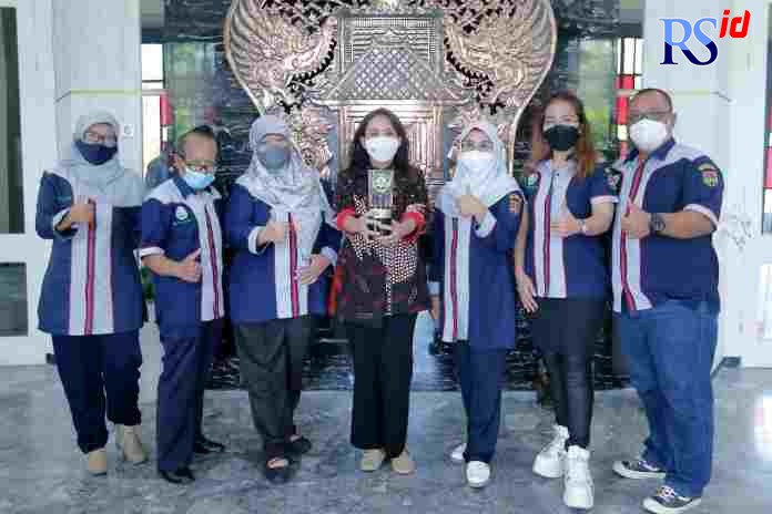 Ketua Forum Kota Sehat Krisseptiana Hendrar Prihadi memamerkan plakat yang diterima dari pemerintah pusat sebagai predikat Kota Sehat Tertinggi Swasti Saba Wistara. (Istimewa)