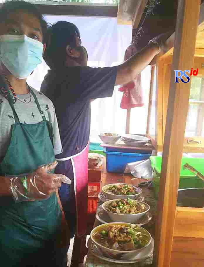 Beragam jeroan sapi, kikil dan lontong yang disiram kuah bening menggugah selera pembeli di warung Lontong Kikil Pak Yanto. (Mohamad Yudha Aprilialdo/Jawa Pos Radar Semarang)