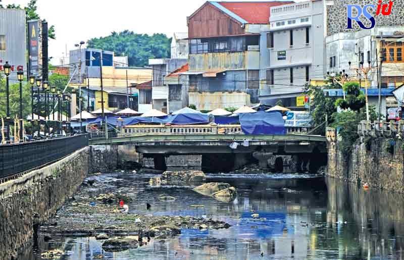 Para pekerja yang melakukan pengerukan di area Kali Mberok Semarang menemukan timbunan kayu yang diduga peninggalan Belanda. (NUR CHAMIM/ JAWA POS RADAR SEMARANG)