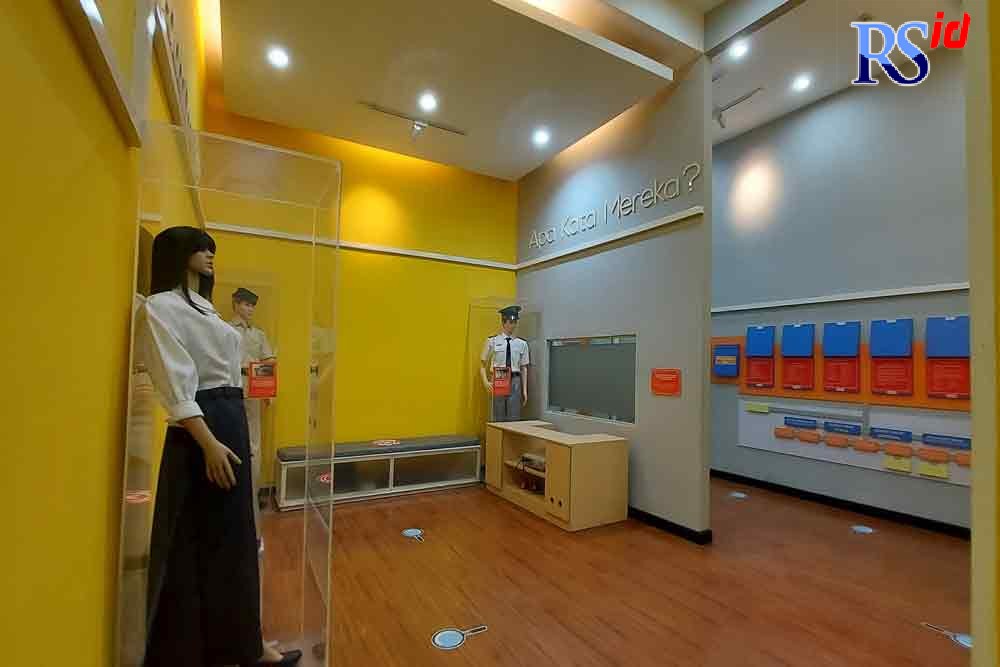 Salah satu sudut Museum BPK RI yang menampilkan seragam-seragam pegawai BPK RI. Pada bagian lantai, diberi stiker sebagai tanda jaga jarak dengan bentuk dan gambar yang tidak membosankan. (PUPUT PUSPITASARI/JAWA POS RADAR SEMARANG)