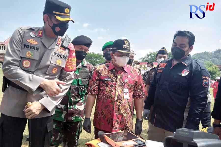 Kapolres dan Bupati Semarang saat mengikuti apel siaga bencana alam 2021 di lapangan Bung Karno, Kalirejo, Ungaran Timur (4/11/2021). (Maria Novena/Jawa Pos Radar Semarang)